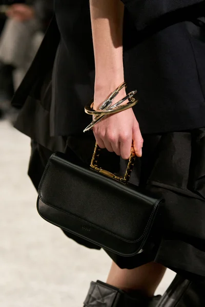 Look 16